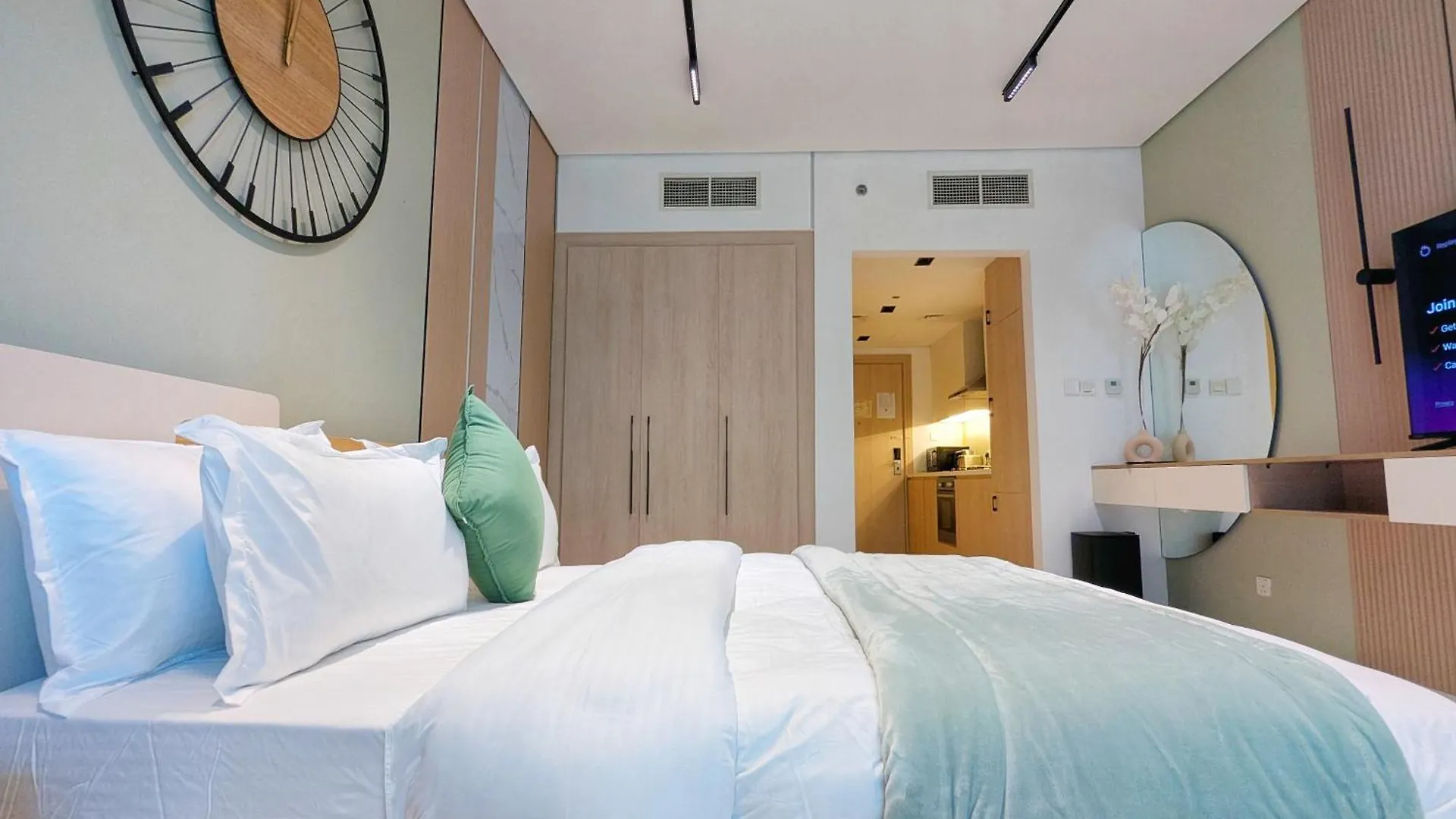 Apartment Luxe Haven Fully Furnished Studio In Business Bay, 10 Minutes Walk To Business Bay Metro Station, Closest To Burj Khalifa And Dubai Mall
