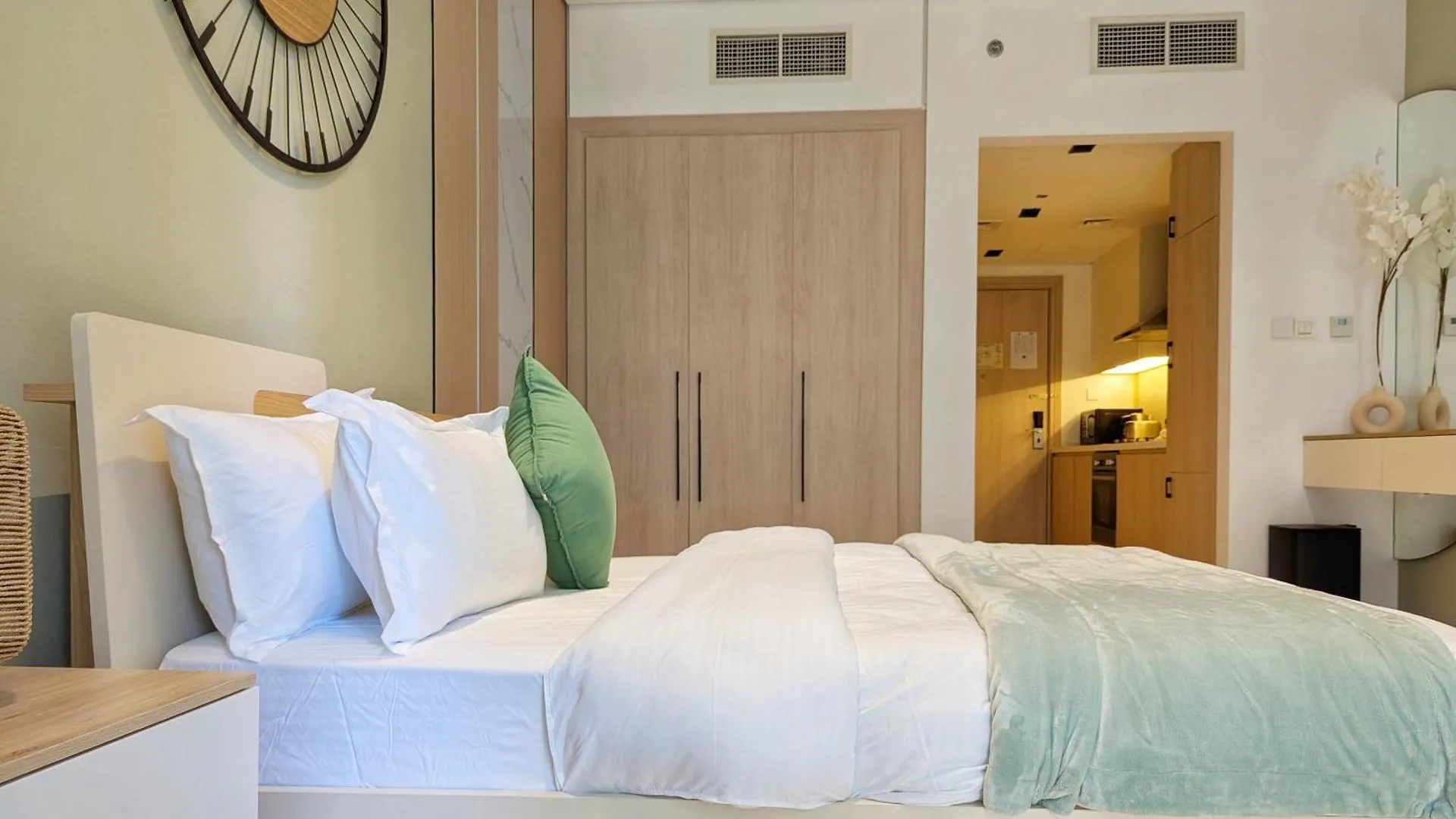 Luxe Haven Fully Furnished Studio In Business Bay, 10 Minutes Walk To Business Bay Metro Station, Closest To Burj Khalifa And Dubai Mall 0*,